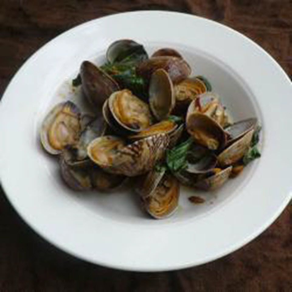 Hoy Lai Pad Nam Prik Pow (Clams with Chili Paste and Basil) Recipe
